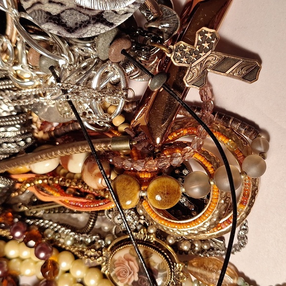 5 LBS Wearable Necklaces 45 Count Some Branded BEADS Chains BOHO Hippie Styles - Picture 5 of 9